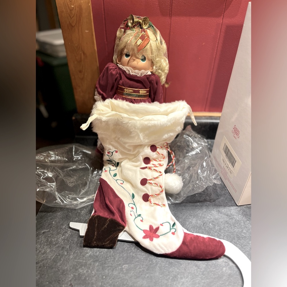 Winter on Ice precious moment still king doll